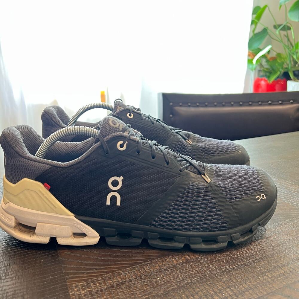the On Cloud flyer 4 running shoes black & white 11 men